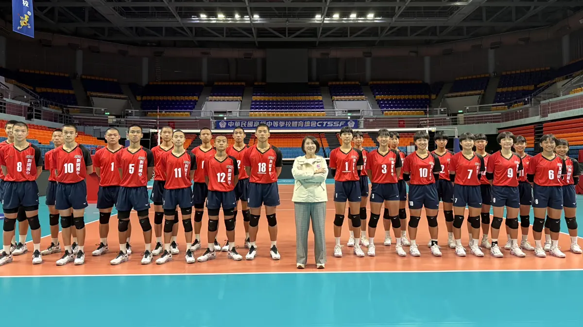 ▲JHVL排球聯賽決賽，屏東縣新園國中男、女排雙雙晉級，周春米特前往勉勵選手爭取最高榮譽。（圖／屏東縣府提供）