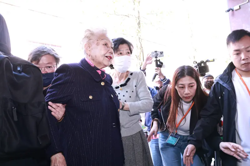 ▲柯文哲今（20）首度提訊出庭，柯媽媽和陳佩琪下午現身台北地院，排隊領取法庭旁聽證。（圖／記者吳翊緁攝）