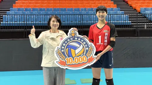 ▲周春米為新園國中男、女子排球隊選手頒發加菜金。（圖／屏東縣府提供）