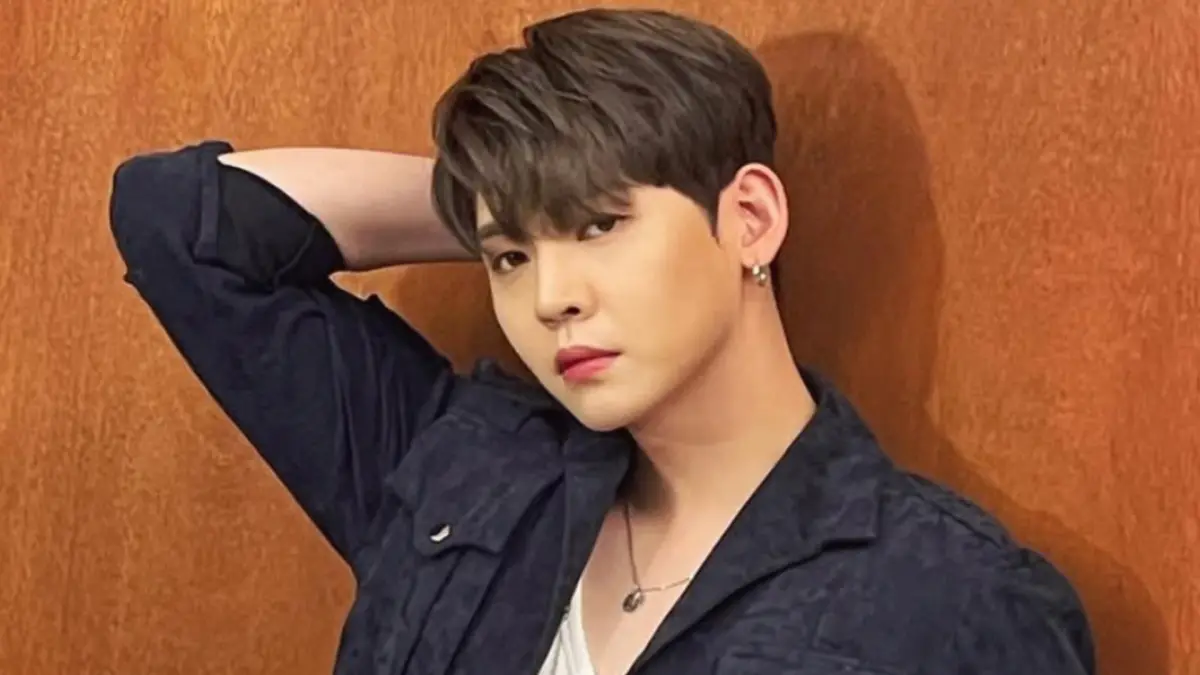 ▲男團UP10TION成員坤（如圖）今（20）日透過官咖Daum Cafe上傳手寫信，驚喜宣布他要結婚的消息。（圖／坤 IG）