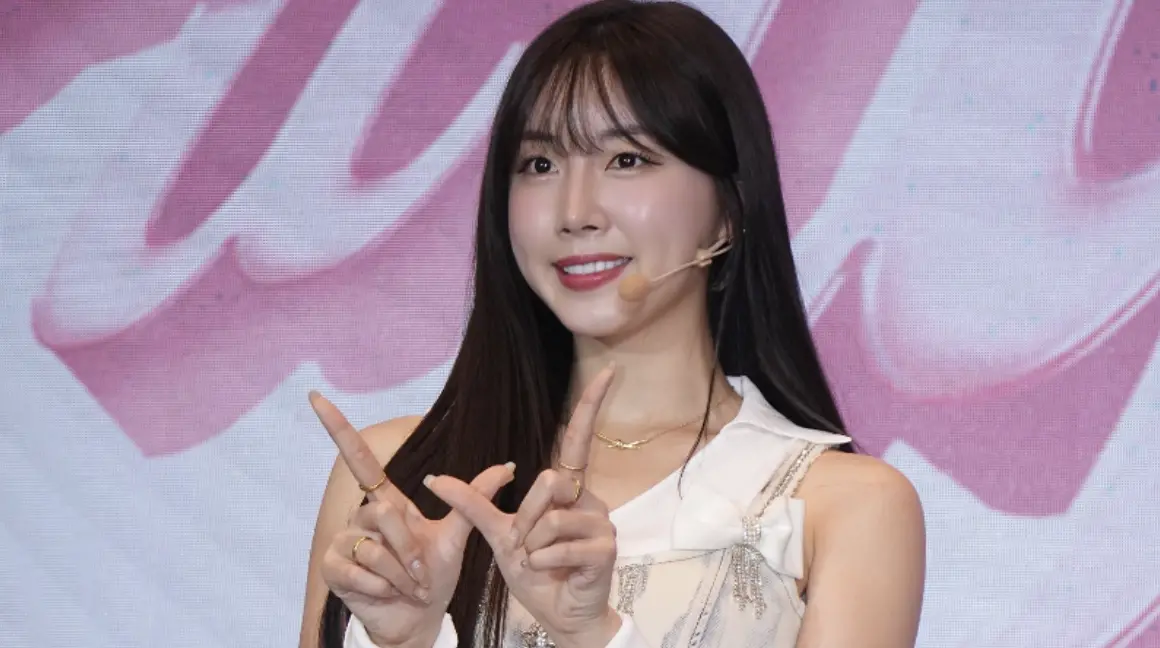 ▲台鋼雄鷹啦啦隊「Wing Stars」韓籍成員安芝儇（如圖）左手背及左腿都受傷，羞曝自己聚會飲酒太盡興，「玩得太開心不小心跌倒了！」一旁的朴旻曙（Mingo）顧著笑她。（圖／記者嚴俊強攝影）