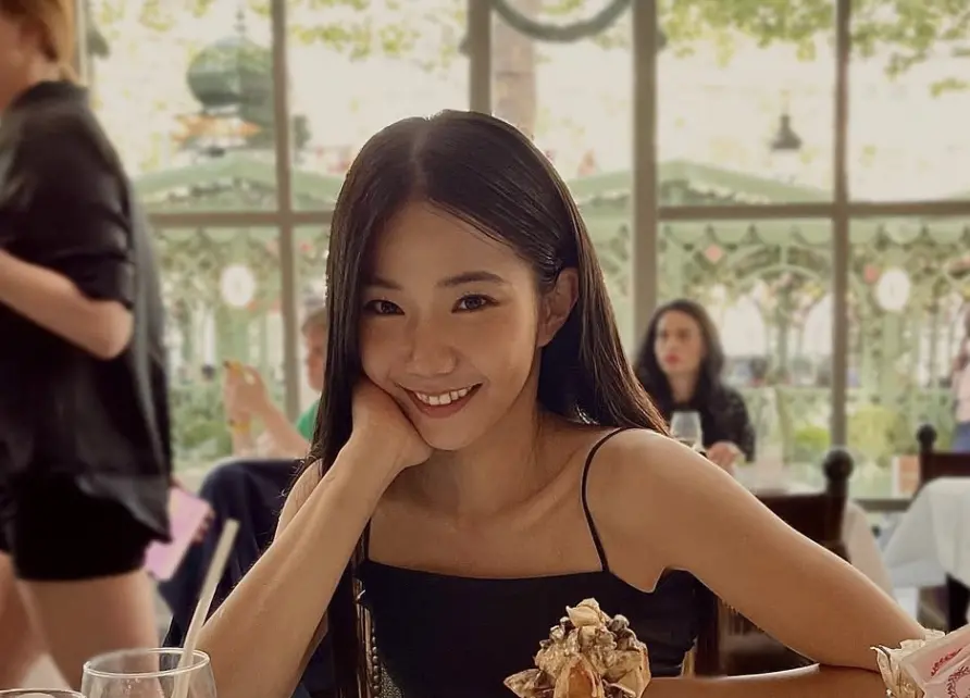 ▲家寧（如圖）更新影片，繼上次做糖葫蘆之後，這次是酸辣檸檬蝦，只有剪影示人，再度引來討論。（圖／翻攝自家寧IG）