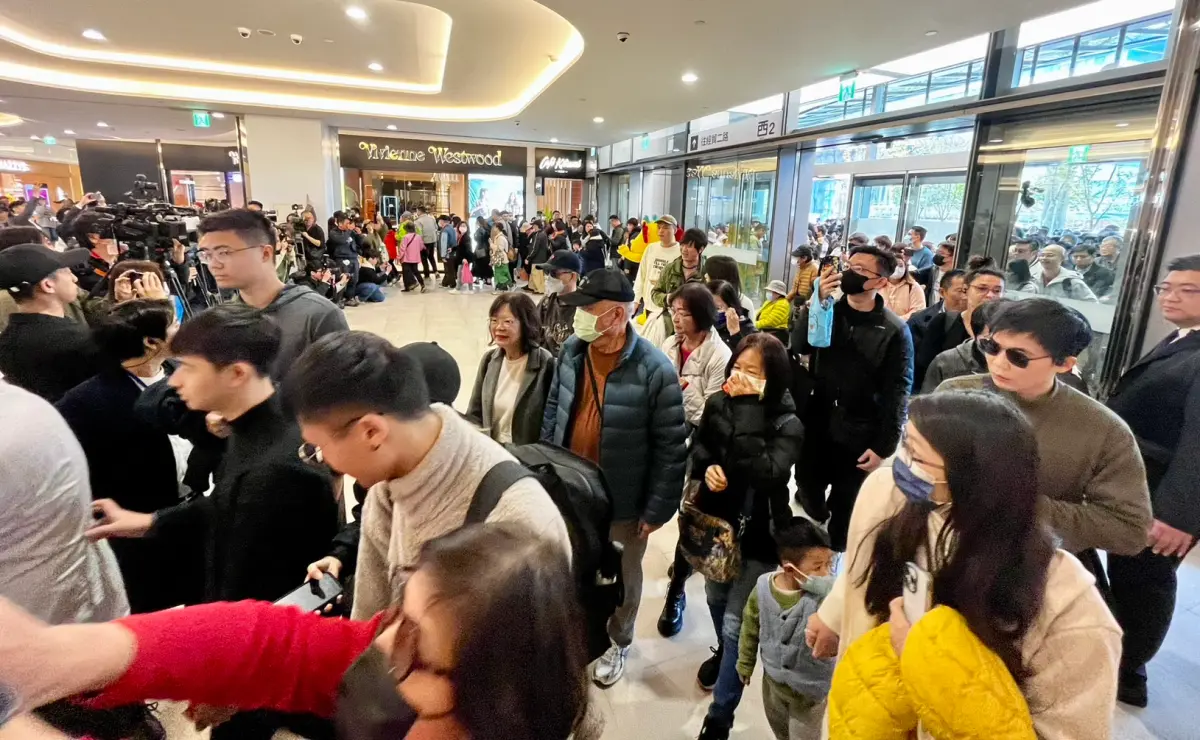 ▲南港LaLaport在20日正式開幕，還未到營業時間就排起長長人龍，這兩天營運迎接首個週末假日，也同樣吸引滿滿人潮。（圖／記者李政龍攝）