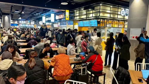 《NOWnews》實際直擊現場,多數消費者集中在美食街,最夯排隊名店為「林聰明沙鍋魚頭」。(圖/記者李政龍攝) ▲《NOWnews》實際直擊現場,多數消費者集中在美食街,最夯排隊名店為「林聰明沙鍋魚頭」。(圖/記者李政龍攝)