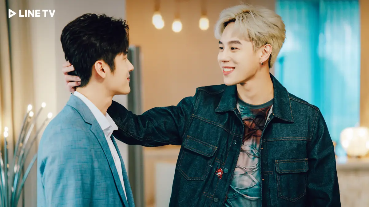 ▲孫麥傑（右）在《獨佔接班人》中對張家陞（左）使出摸頭殺外加抱抱，攻勢重重。（圖／LINE TV提供）