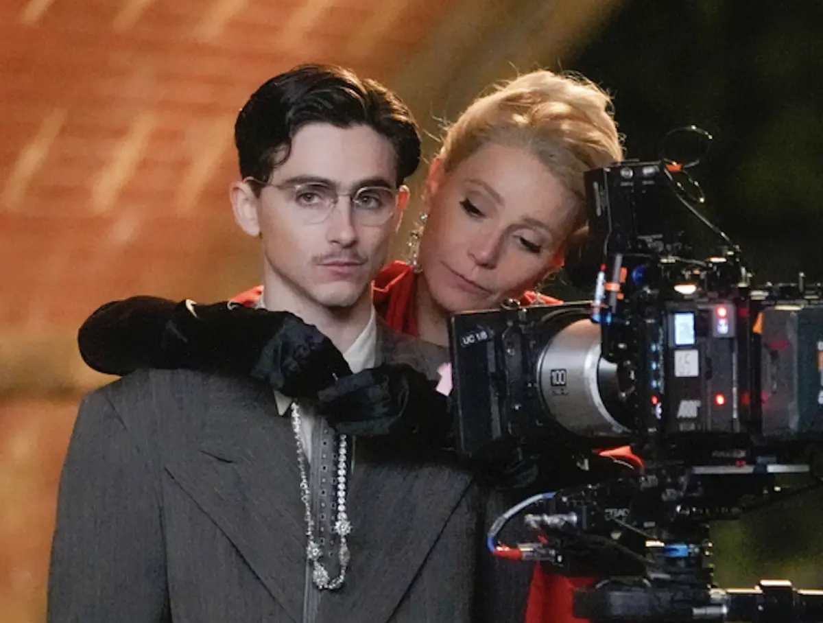 ▲「甜茶」提摩西夏勒梅（左）和葛妮絲派特洛將在新片中有一堆激情場面，兩人之間雖然只差23歲，葛妮絲卻自嘲像是百歲女妖硬吃小鮮肉，對拍床戲沒有緊張或不自在。（圖／美聯社／達志影像）