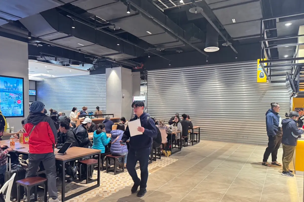 ▲南港LaLaport美食街二度傳出火警，且下午突然發生鐵門降下意外。（圖／讀者提供）