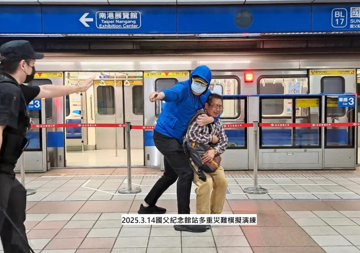 ▲北捷上月演練中扮演歹徒的胡哲瑋（藍衣）身材高大，其實個性內斂、是個暖男。（圖／北捷提供）