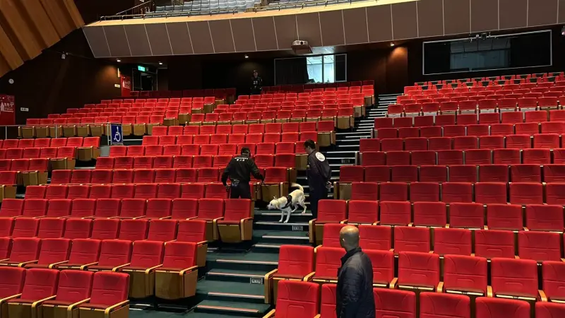 ▲「神韻」巡演收「詐彈」恐嚇信 中警出動防爆犬搜查確認安全（圖/記者鄧力軍翻攝）