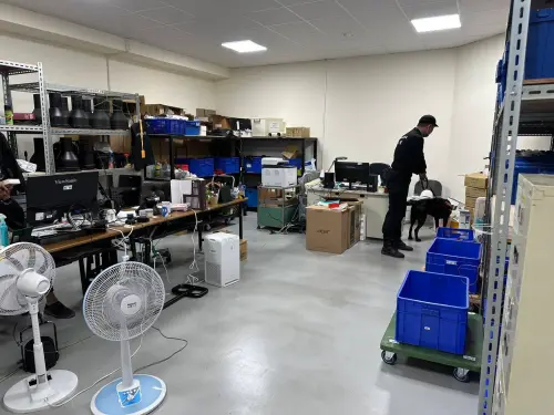 「神韻」巡演收「詐彈」恐嚇信 中警出動防爆犬搜查確認安全 ▲「神韻」巡演收「詐彈」恐嚇信 中警出動防爆犬搜查確認安全(記者鄧力軍翻攝)