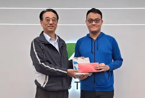 ▲北捷演練飾演歹徒角色的站務員胡哲瑋（右），曾因溫暖安慰流淚女旅客，被來信稱讚。（圖／北捷提供）