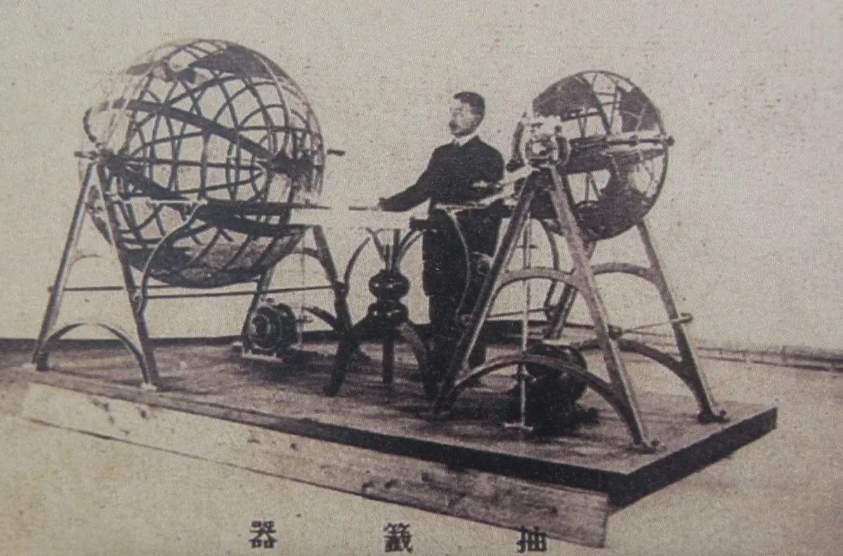 ▲日治時期總督府更直接發行「台灣彩票」，引起一股巨大風潮，甚至熱賣到將盈餘拿來擴建台北病院（現台大醫院）​，圖為1906年台灣彩票用的抽籤機。（圖／取自東京印刷株式會社）