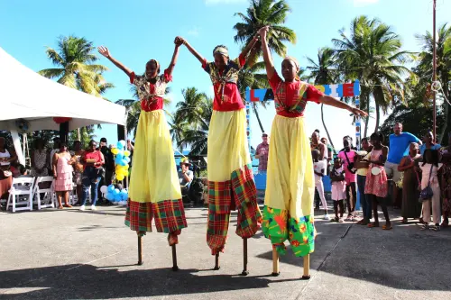 ▲Laborie音樂節活動包含傳統文化演出，搭配踩高蹺等藝人表演，氣氛熱鬧。（圖／國合會提供）