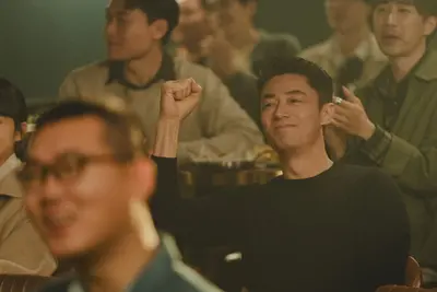 ▲在Netflix 全新家庭劇《忘了我記得》中，霍建華因為理念不合，成為女主角的前夫，該劇照找來金鐘金馬影后謝盈萱、以及金馬影帝秦漢，卡司相當堅強。（圖／Netflix提供）