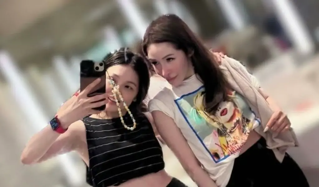 ▲藝人蕭亞軒（右）一直以來飽受髖關節傷勢困擾，去年手術前跌倒，腳傷加劇，暫停工作。近日好友蜜雪（左）曝光蕭亞軒飛輪訓練影片，素顏運動氣色紅潤，引發粉絲期待天后回歸樂壇。（圖／微博）