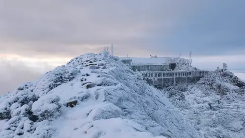 中央氣象署指出,3月雪的機率其實不低,過去在1955年,甚至出現5月31日還有下雪的案例。(圖/玉山氣象站提供) ▲中央氣象署指出,3月雪的機率其實不低,過去在1955年,甚至出現5月31日還有下雪的案例。(圖/玉山氣象站提供)