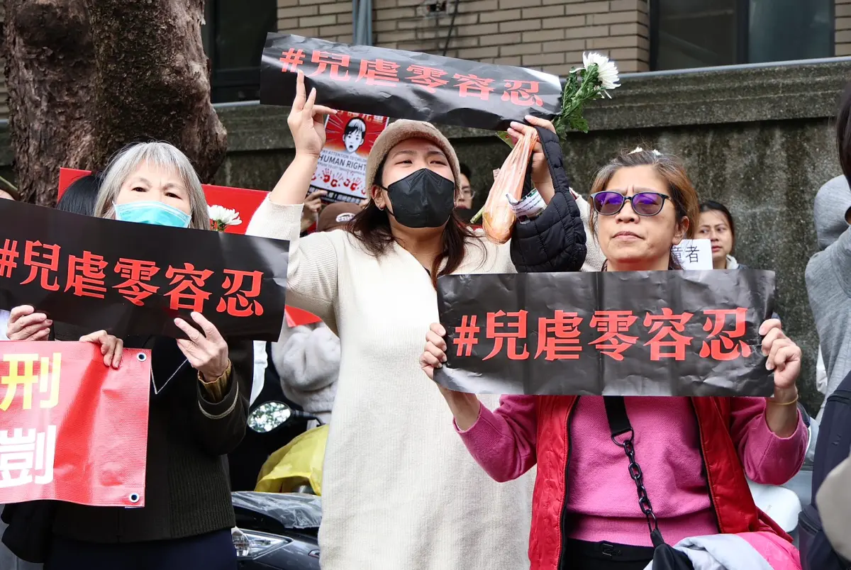 ▲剴剴遭保母虐死，民眾發起「白菊花運動」聲援。（圖／NOWnews攝影中心）