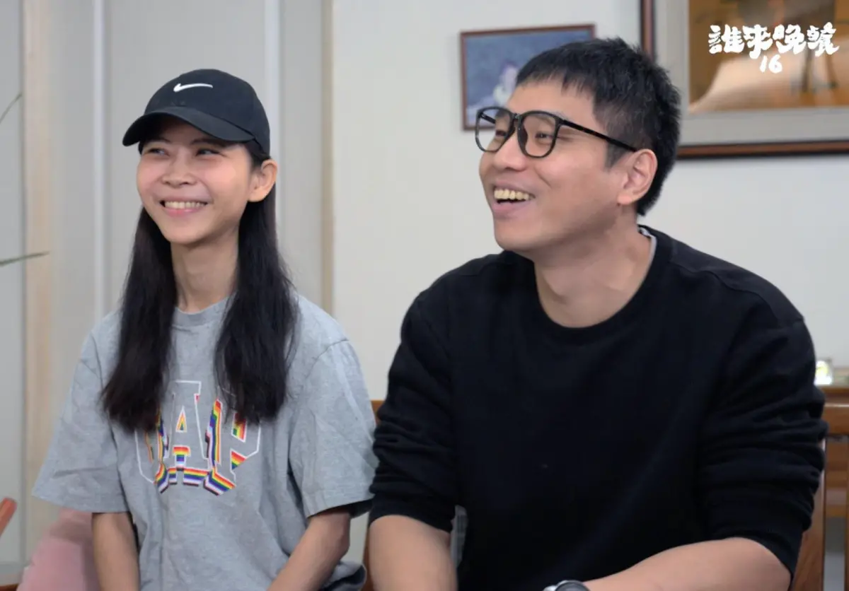 ▲百萬本YouTuber許伯（右）和簡芝參與公視《誰來晚餐16》擔任嘉賓，前往澎湖從事水下考古的人家，回憶當年養小孩又經濟不充裕，為省錢去垃圾場撿舊電腦來拼湊使用，甚至餵奶都會跟長輩起衝突。（圖／公視提供）