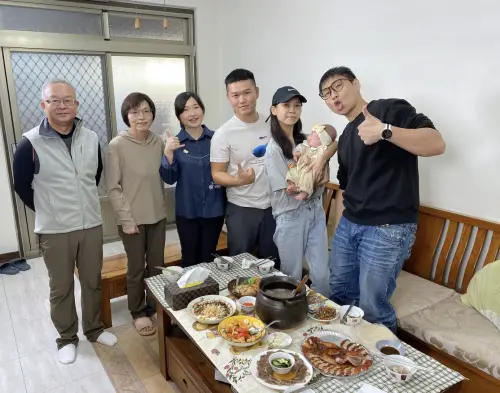 ▲許伯(右一)與簡芝(右二)為了《誰來晚餐16》拜訪澎湖一家從事水下考古的人家。(圖/公視提供) ▲許伯(右一)與簡芝(右二)為了《誰來晚餐16》拜訪澎湖一家從事水下考古的人家。(圖/公視提供)