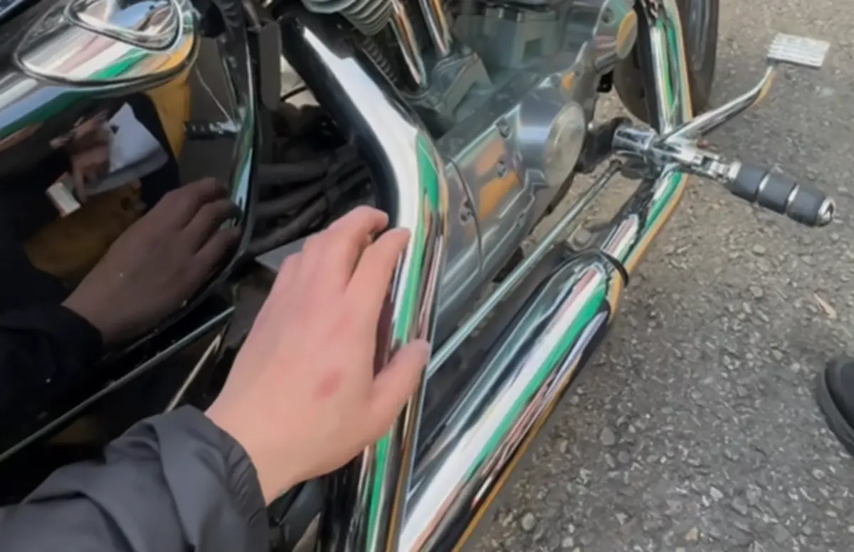 ▲哈雷重機車主遭監理站人員刁難，認為排氣管上沒「防燙蓋」，要求車主摸排氣管20秒才讓其通過驗車。（圖／車主臉書）