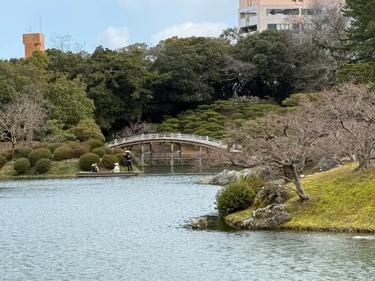 ▲星宇航空去年開航「台中-日本高松」航線，原本每週3班，今年3月30日開始增加為每週5班，國人更方便前往有「四國門戶」稱號的高松，圖為高松知名景點栗林公園。（圖／記者葉盛耀攝）