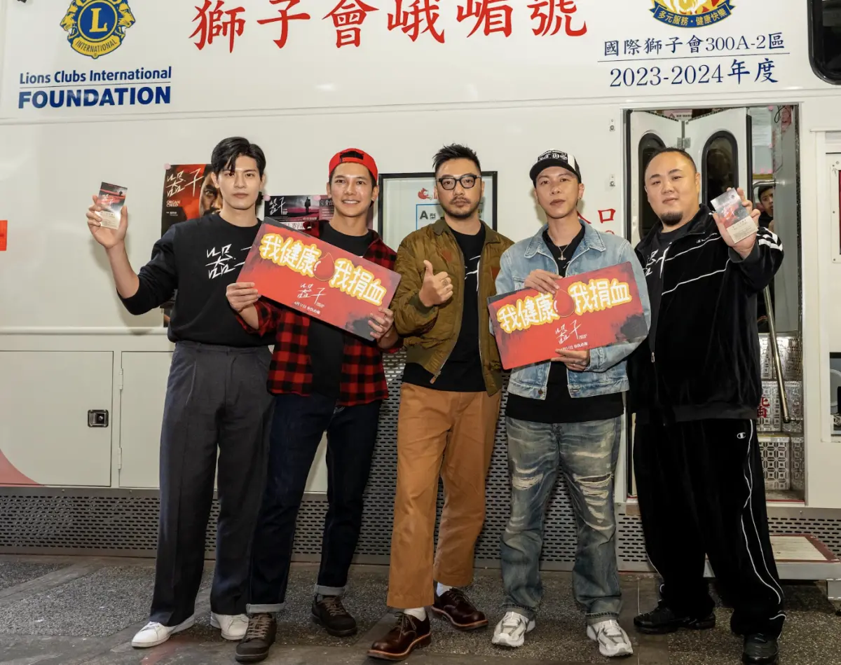 ▲大淵（右起）、小春、導演簡學彬、梁翰名、吳承洋一起為新片《器子》號召捐血，小春與大淵提到各界關注的「剴剴案」，對於虐童者感到氣憤。梁瀚名則關注Andy被前女友家寧一家人擠出共同經營YT頻道事件，為他加油。（圖／華映娛樂提供）
