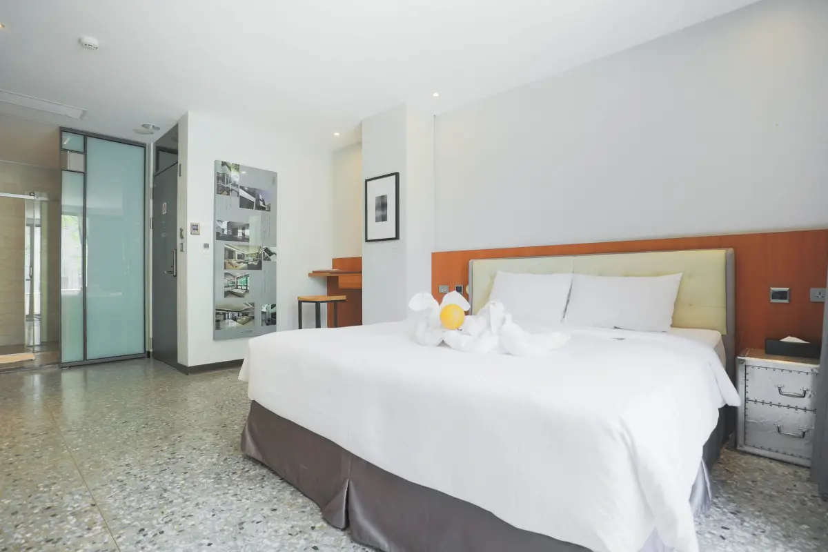 ▲台南推出「4-5月來臺南，住一晚送一晚」專案，鼓勵民眾到台南深度旅遊，有53家業者齊推出合作優惠專案，預約平日住宿的「住一晚，送一晚」，像是市區旅店像是三道門建築文創旅店雙人房平日專案價(住兩晚第二晚免費)，4400元不含早。（圖／翻攝三道門旅店官網）