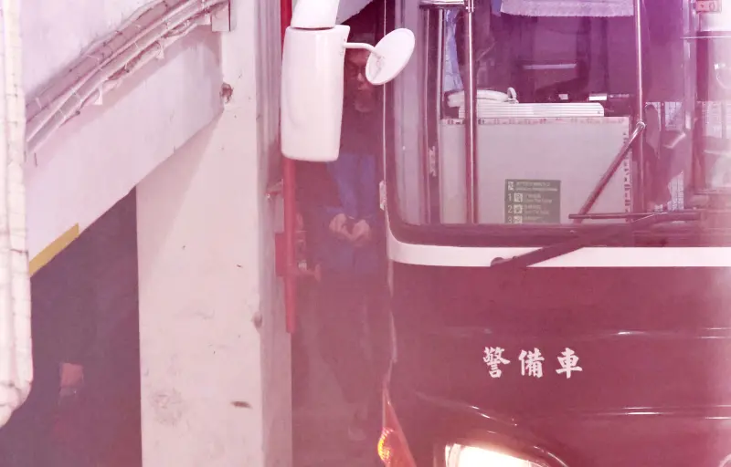 ▲前民眾黨主席柯文哲下囚車出庭。(圖/記者吳翊緁攝)
