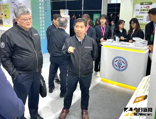 ▲台電公司大林發電廠廠長洪貴忠(右)向該公司副總經理吳進忠(左)說明大林發電廠淨零轉型策略。(圖/記者黃守作攝,2025.03.20) ▲台電公司大林發電廠廠長洪貴忠(右)向該公司副總經理吳進忠(左)說明大林發電廠淨零轉型策略。(圖/記者黃守作攝,2025.03.20)