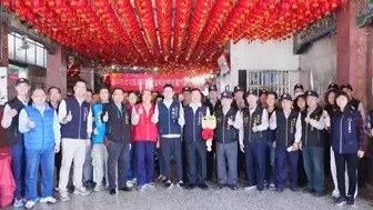 ▲中市補助汰換新平里守望相助隊車，局長吳世瑋、市議員賴順仁等人到場致意。（圖／民政局提供）