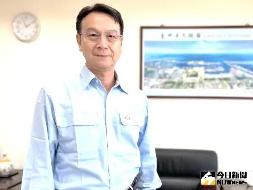 ▲中龍鋼鐵公司董事長呂紹榮說明該公司節約用水獲獎的情形。(資料照／記者黃守作攝)