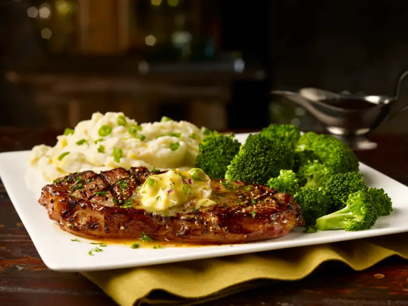 ▲TGI FRIDAYS英才店將於4月20日熄燈，4月3日至4月6日推優惠，期間內用點任一飲品，即享肋眼或紐約牛排買一送一。（圖／TGI FRIDAYS提供）