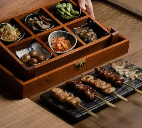 ▲筑前屋台灣店舉辦「粉紅串燒狂歡季」，即日起至4月30日，只要穿戴粉紅色服飾或配件，晚間顧客即可享受串燒啤酒買一送一的超值優惠，每日限10名。（圖／筑前屋提供）