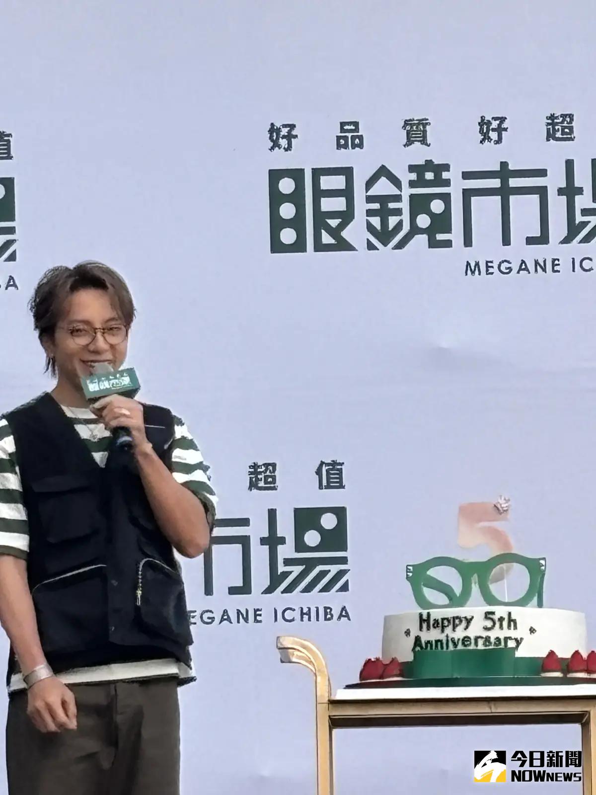 ▲坤達現身台中廣三SOGO，與粉絲一同歡慶眼鏡市場進入台灣市場五周年。（圖／記者金武鳳攝，2025.3.20)