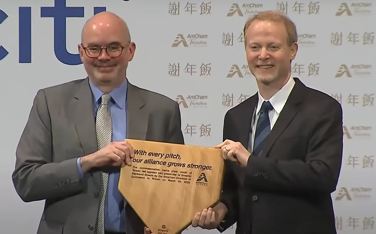 ▲谷立言（圖左）形容，就像鼎泰豐去美國開分店不影響永康街排隊人潮，全世界對於推動AI革命的先進晶片的胃口就跟小籠包一樣是是無止境的。（圖／取自共訊畫面）