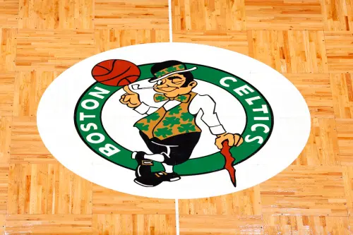 William Chisholm以61億美元(約合新台幣2013億元)的天價,從Grousbeck家族手中收購了波士頓塞爾提克,這筆交易創下了北美職業運動隊史上最高的出售金額。 ▲William Chisholm以61億美元(約合新台幣2013億元)的天價,從Grousbeck家族手中收購了波士頓塞爾提克,這筆交易創下了北美職業運動隊史上最高的出售金額。(圖/美聯社/達志影像)