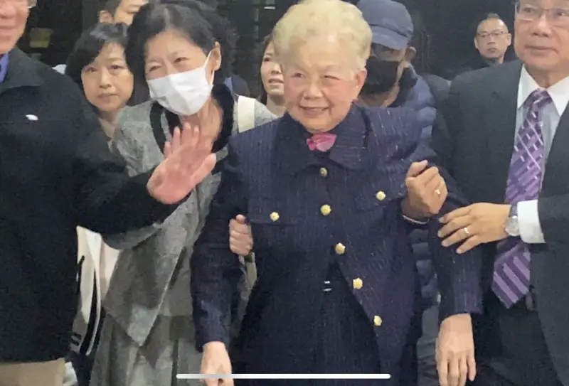 ▲柯文哲夫人陳佩琪與母親何瑞英開庭結束後,離開台北地方法院。(圖/記者劉松霖攝)