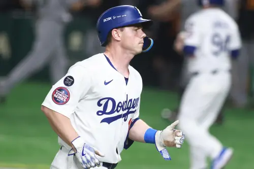 ▲MLB東京賽，道奇主戰捕手Will Smith不僅扛下四棒，2戰2安打還選到5次保送，攻擊指數（OPS）甚至比大谷翔平還高，讓球迷不禁盛讚：「Smith根本是道奇2連勝的隱藏功臣！」（圖／記者葉政勳攝）