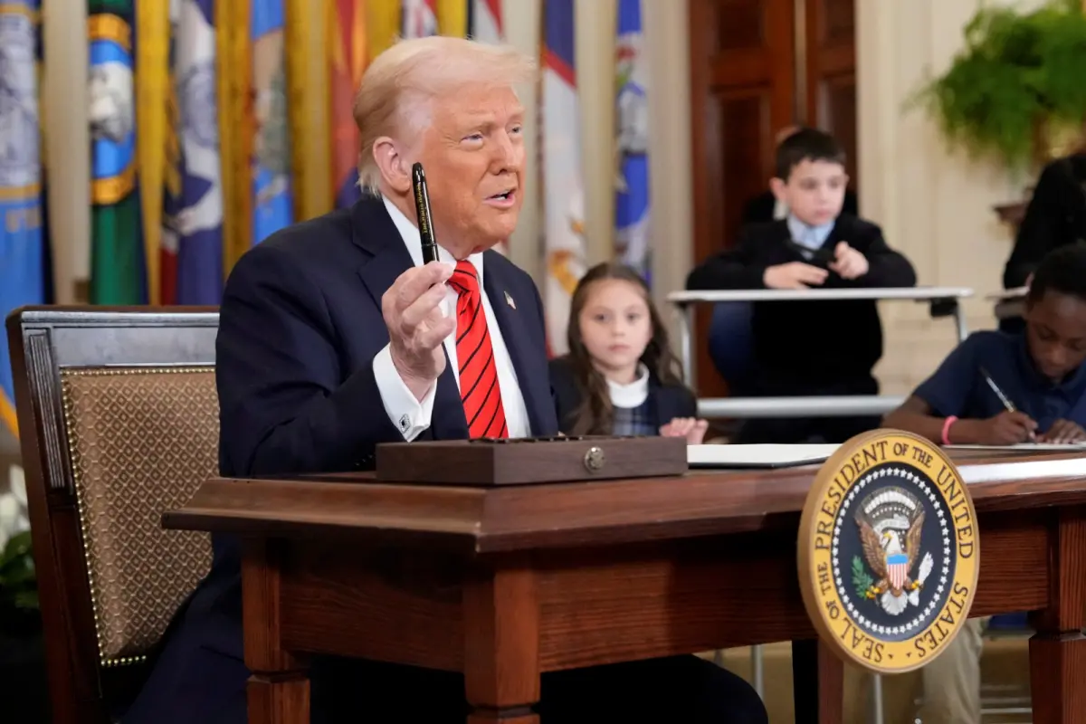 ▲川普宣布針對所有非美製造的汽車課徵25%關稅。（圖／美聯社／達志影像）