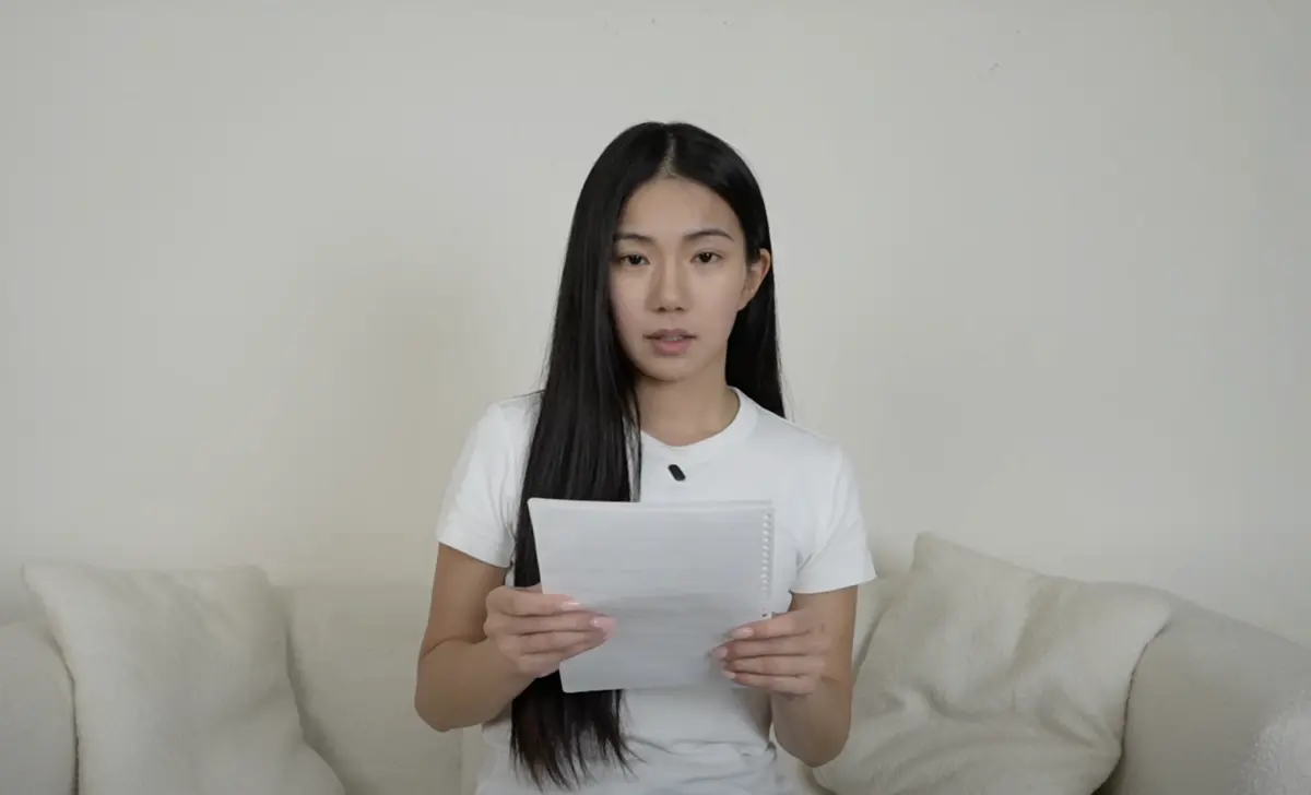 ▲家寧發聲明與母親及群海娛樂切割，昨（20）日深夜更突然發佈4分鐘聲明影片，卻因1證據被網友抓包「假切割」。（圖／翻攝自YT「秘月期POPOO」）