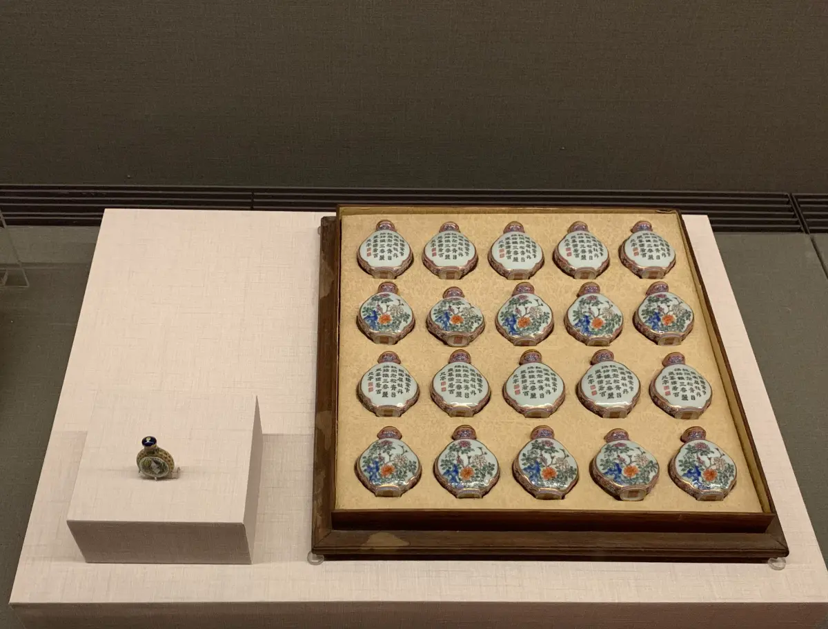 ▲展覽特別展出一組共二十件的〈清 乾隆粉彩御製詩花卉紋鼻煙壺〉。（圖／故宮提供）