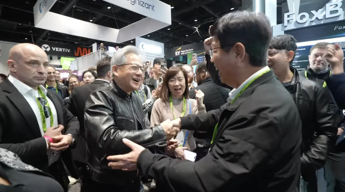 ▲輝達執行長黃仁勳於美國時間20日現身GTC大會展場，親臨參觀鴻海展位，與董座劉揚偉一同高喊「Team Taiwan」。（圖／鴻海提供）