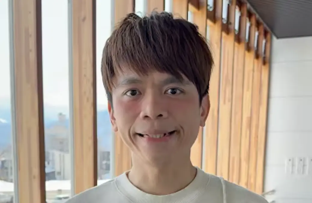 ▲台股崩盤引發國人怨聲連連，百萬YouTuber蔡阿嘎（如圖）也慘受波及，稍早他發出黑白照苦吐心聲，「股市的app刪了、老婆生氣了、公園找好了，不應該聽信什麼包賺的明牌⋯⋯。」流露滿滿絕望感。（圖／翻攝自蔡阿嘎YouTube）