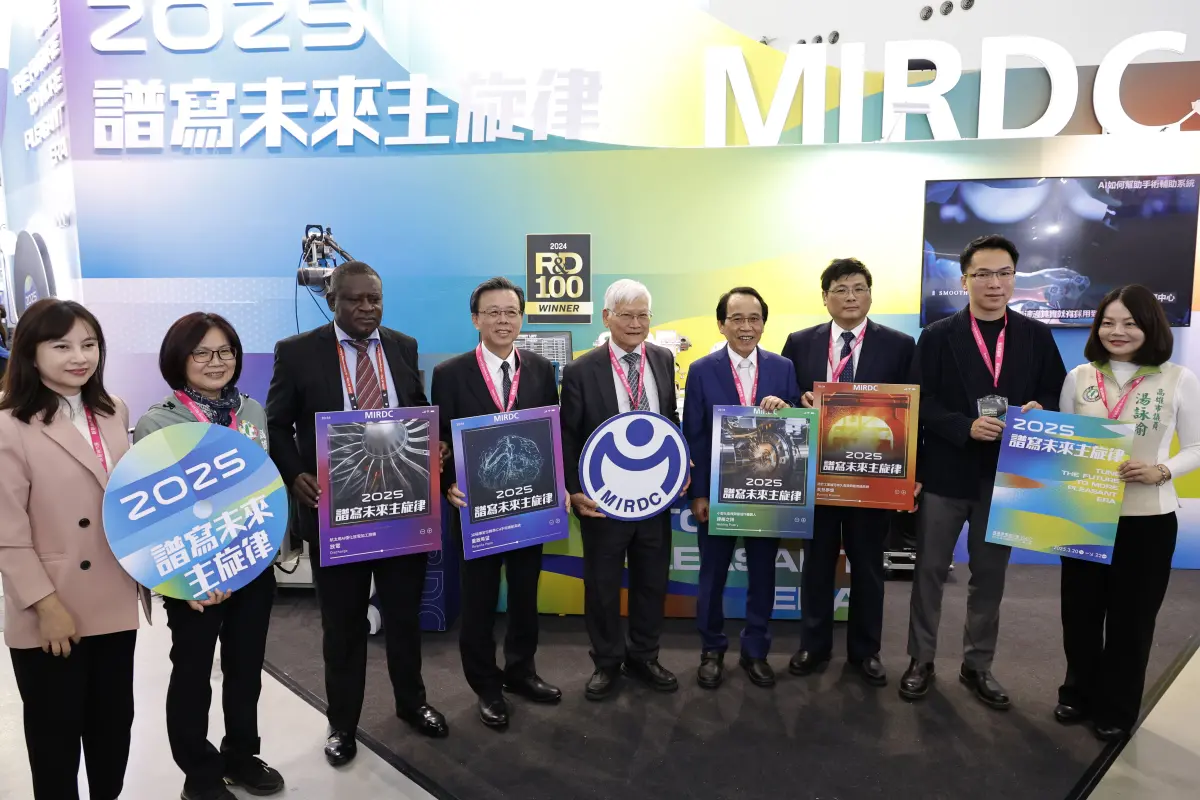 ▲ 2025高雄智慧城市展，高雄市副市長林欽榮(右4)率貴賓等參訪金屬中心展場，由金屬中心董事長林仁益(右5)接待，共同體驗2025譜寫未來主旋律，亮點科技魅力。（圖／金屬中心提供）