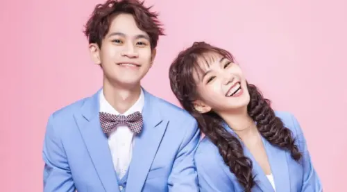 ▲家寧(左)在走鐘獎後台接受薔薔訪問,聊到分手幾度講不出話,也透露花很多時間走出來。(圖/家寧FB) ▲家寧(左)稍早在頻道發聲,反擊Andy,豈料其經紀人火速給出回應,指出女方說詞前後不一。(圖/家寧 臉書)