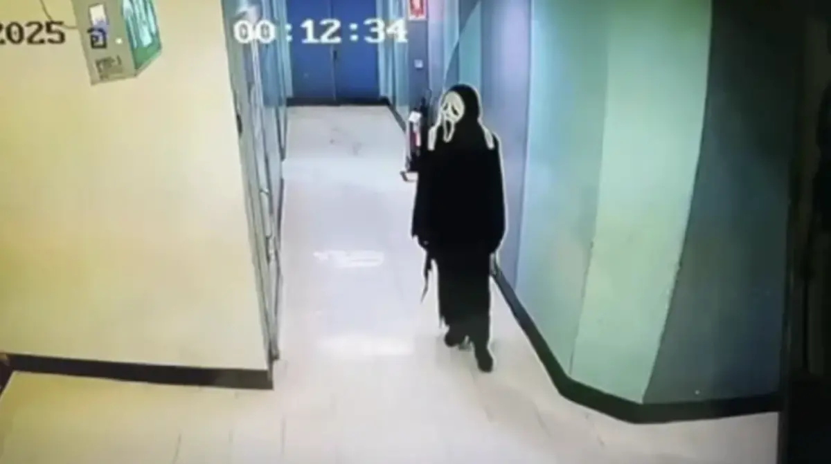 ▲泰國一名年輕男子為籌措學費，打扮成鬼臉殺手潛入金店行竊。（圖／翻攝自民族報）