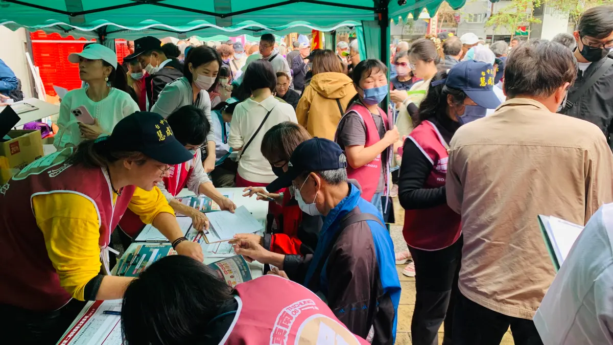 ▲民進黨上週末在台中市水安宮舉辦宣講活動，「敲羅行動」的攤位前擠滿人潮。（圖／記者顏幸如攝，2025.03.21）