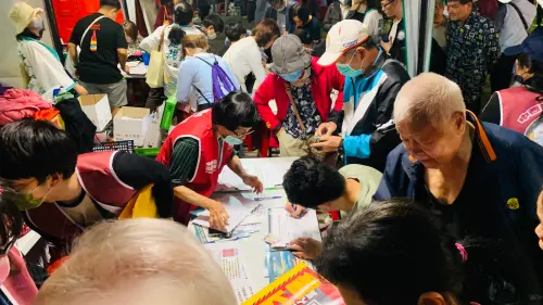 中部第一人!民進黨首場宣講加溫 罷免羅廷瑋二階連署2週破萬 ▲民進黨上週末在台中市水安宮舉辦宣講活動,「敲羅行動」的攤位前擠滿人潮。(圖/記者顏幸如攝,2025.03.21)