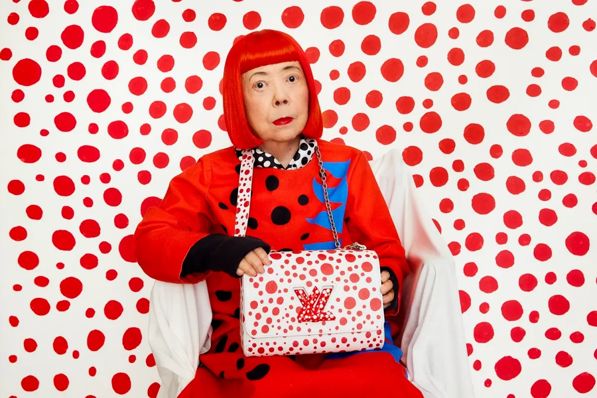 ▲今天3月22日是前衛藝術家草間彌生（Yayoi Kusama）96歲大壽！齊瀏海紅色短髮的「圓點女王」以「南瓜」為療癒代表作。草間彌生為什麼有名？北師美術館展覽推出慶生優惠與活動。（圖／LOUIS VUITTON路易威登提供）