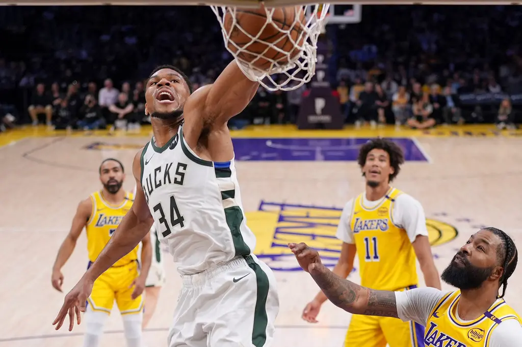 ▲NBA美國職籃（National Basketball Association）今（21）日由洛杉磯湖人主場迎戰密爾瓦基公鹿。開局湖人主戰球員均沒上場，新秀組合又不敵公鹿攻勢，儘管Bronny James上場欲力挽狂瀾，縮小分差，但仍不敵希臘怪物Giannis Antetokounmpo及Gary Trent Jr.的狂轟猛炸，湖人最終仍以118：89敗給公鹿，終止連勝紀錄。（圖／美聯社／達志影像）